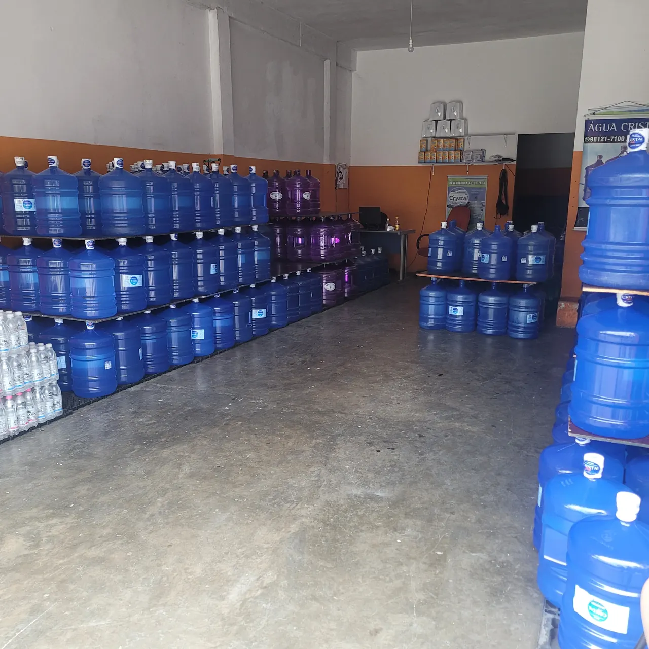 Galões de água mineral Crystal Springs na distribuidora Águas Politec, revendedora autorizada