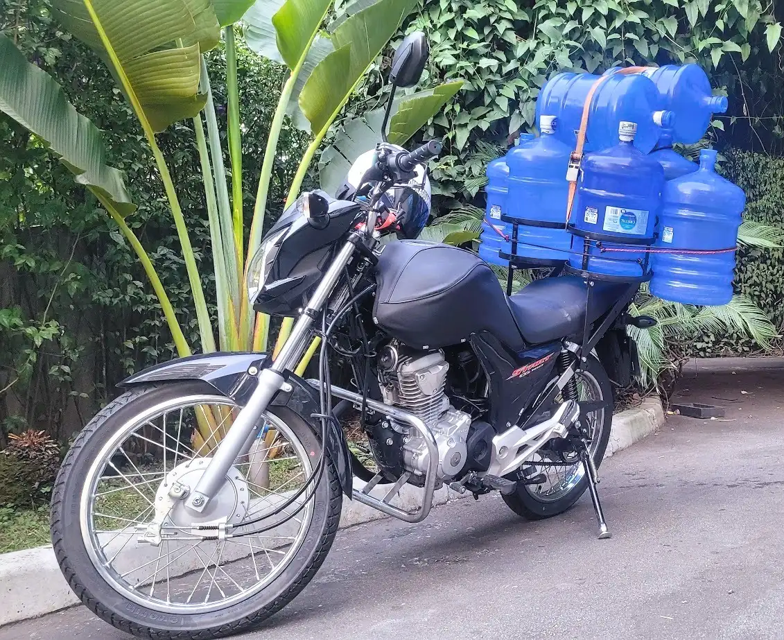 Moto carregada com galões de 20 litros para entrega em Butantã