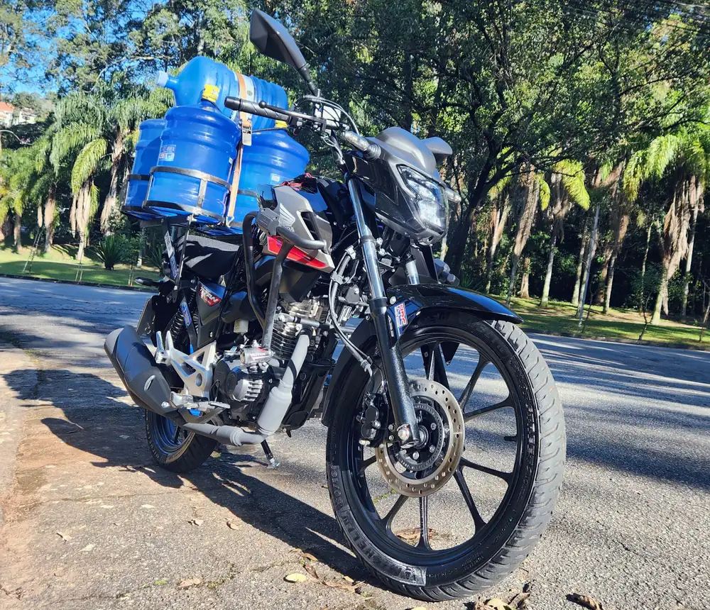 Moto de entrega de água mineral da Águas Politec, frota Rio Pequeno